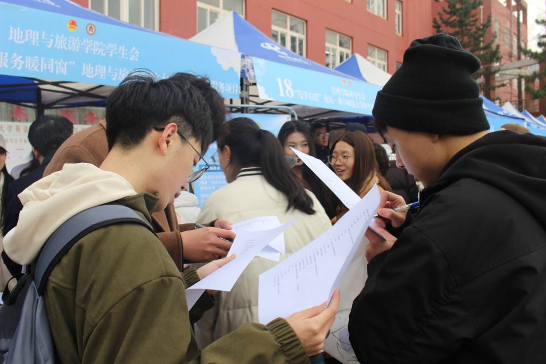 一群人正在聊天 AI 生成的内容可能不正确。