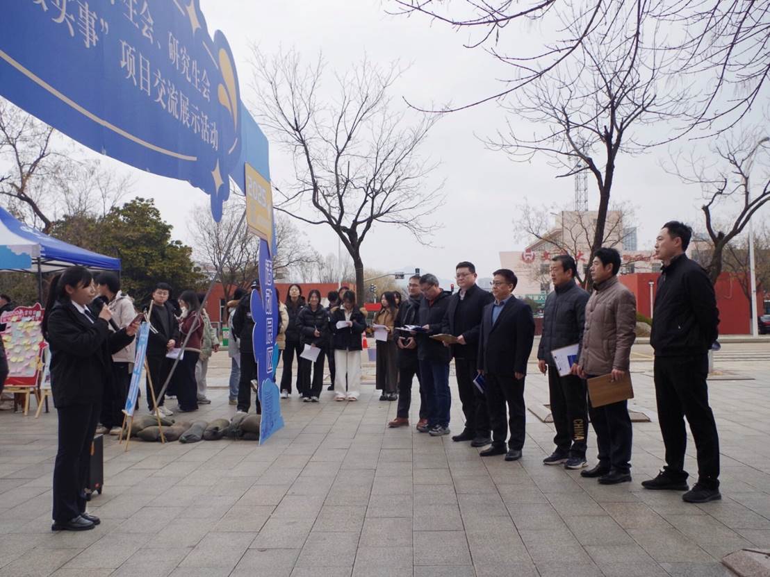 一群人站在广场上 AI 生成的内容可能不正确。